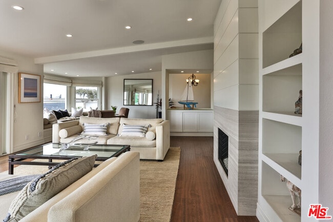 Building Photo - 218 Montreal St