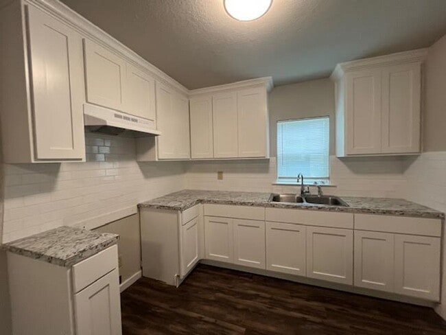 Building Photo - 2209 Homan Ave