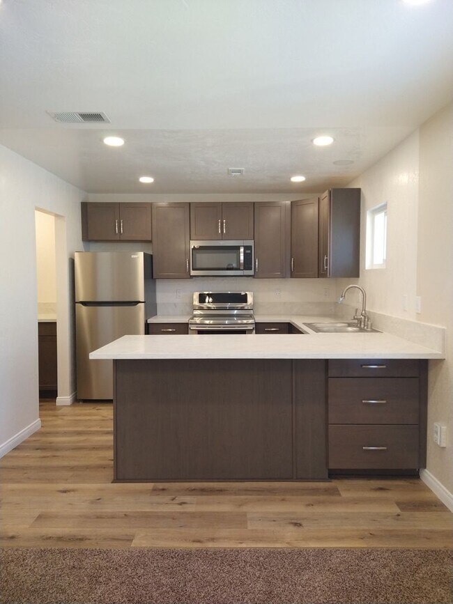 Building Photo - ALL UTILITIES INCLUDED! 3 Bed / 1 Bath Rem...