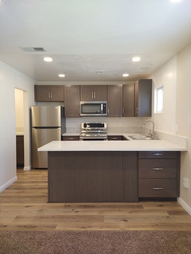 Building Photo - ALL UTILITIES INCLUDED! 3 Bed / 1 Bath Remodeled Condo/Duplex at Tanglewood