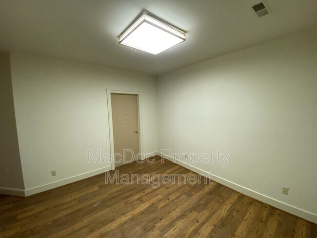 Building Photo - 11225 N Club Dr