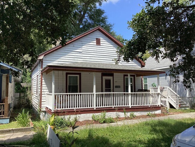 Building Photo - DOWNTOWN WILMINGTON! Historic Cottage - 2B...