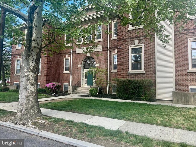 Building Photo - 2634 N Centre St