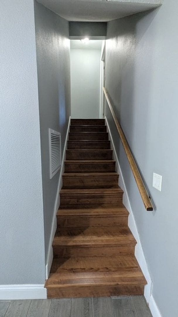 Building Photo - Beautiful Two-story home with Pool 3/2/2 car garage