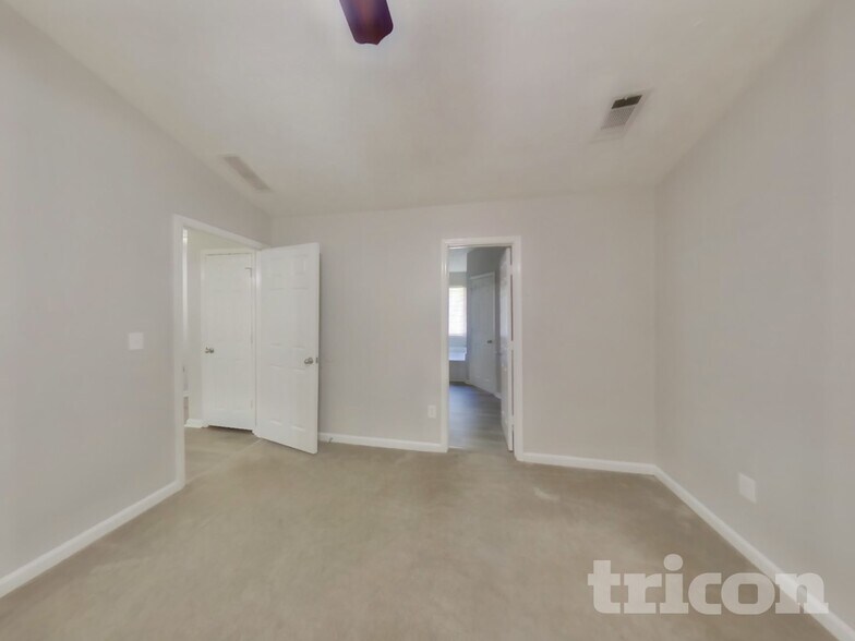 Building Photo - 270 Rosewood Dr