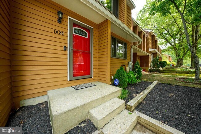 Building Photo - 1025 Commanders Way N