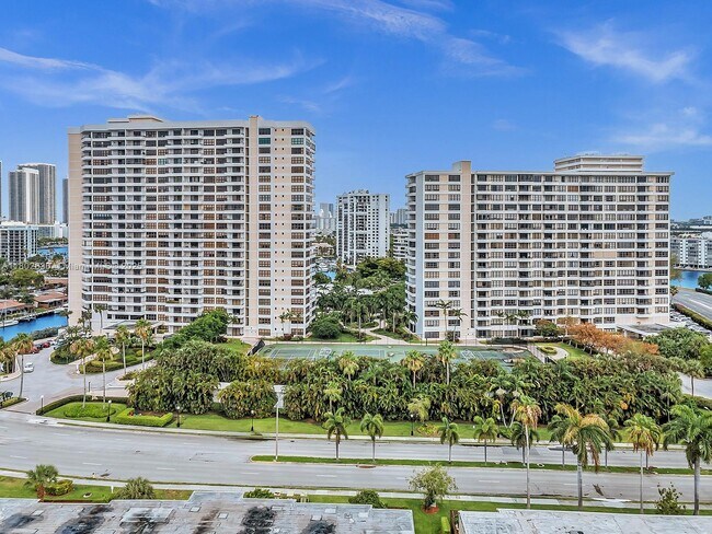 Building Photo - 2500 Parkview Dr