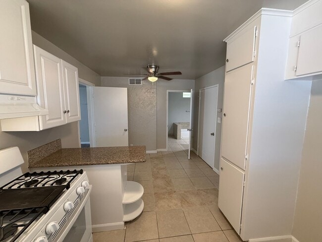 Building Photo - APPLY NOW!! 4 BEDROOM HOME!!