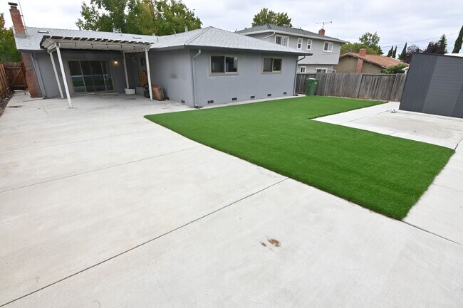 Building Photo - 1847 Yosemite Dr