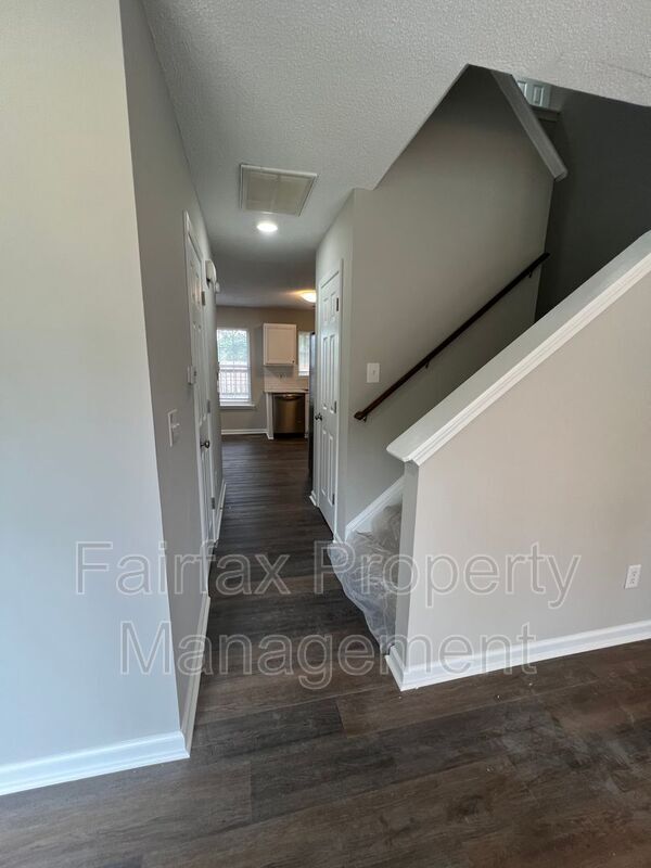 Building Photo - 201 Ridge Lake Dr