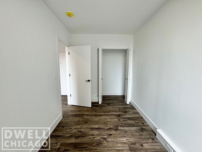 Building Photo - 901 W Carmen Ave