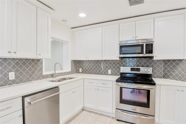 Building Photo - 350 N Phelps Ave