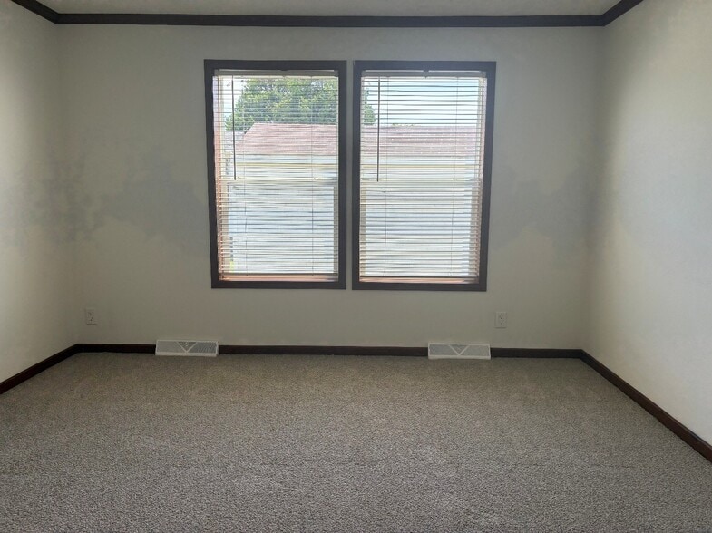 Building Photo - 2431 Four Seasons Dr