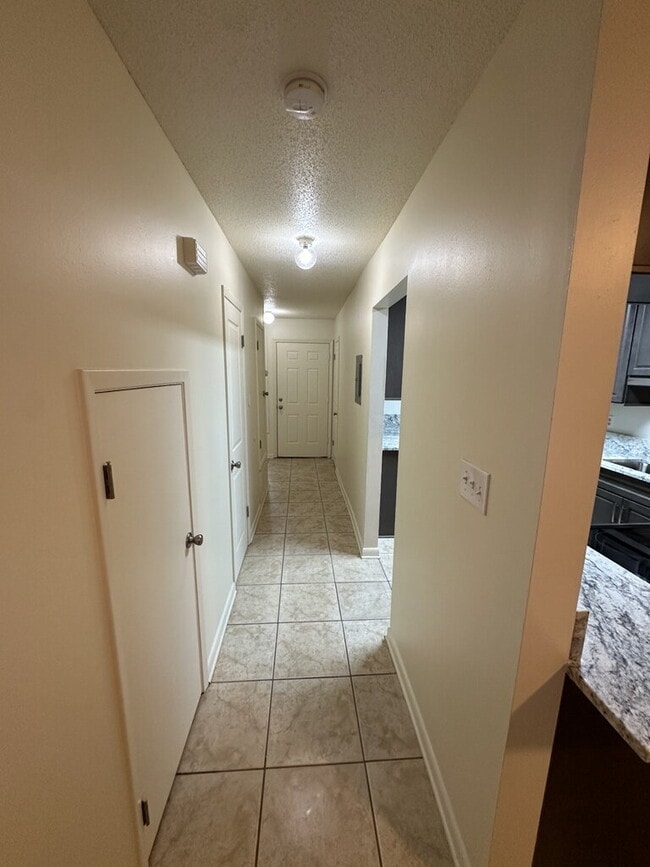 Building Photo - "Charming 2-Bedroom Townhouse in Ft Walton Beach!"