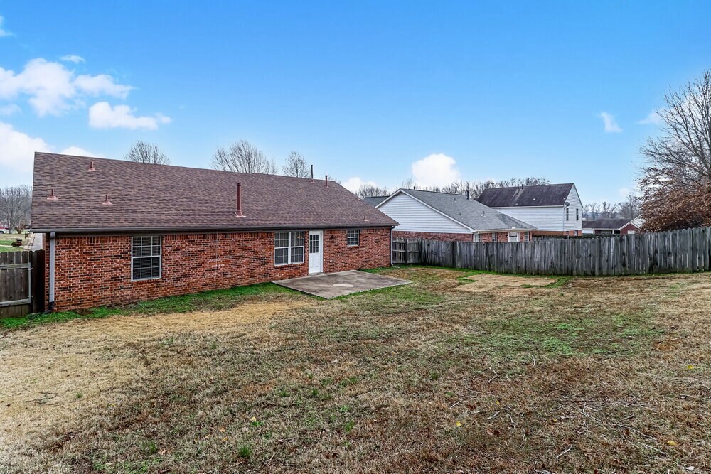 Building Photo - 120 Pinewood Dr