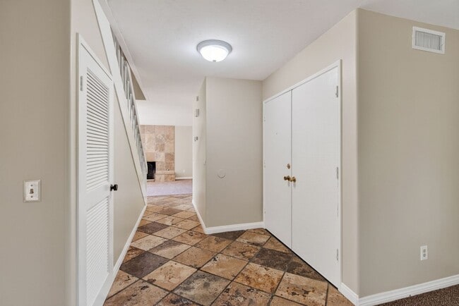 Building Photo - Canyon Crest Home