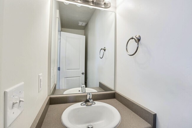 Building Photo - 832-834 Lennox St