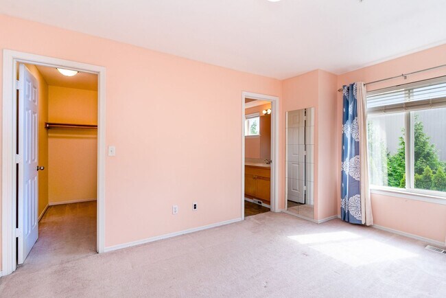 Building Photo - Available Now – Spacious 3-Bedroom Townhom...