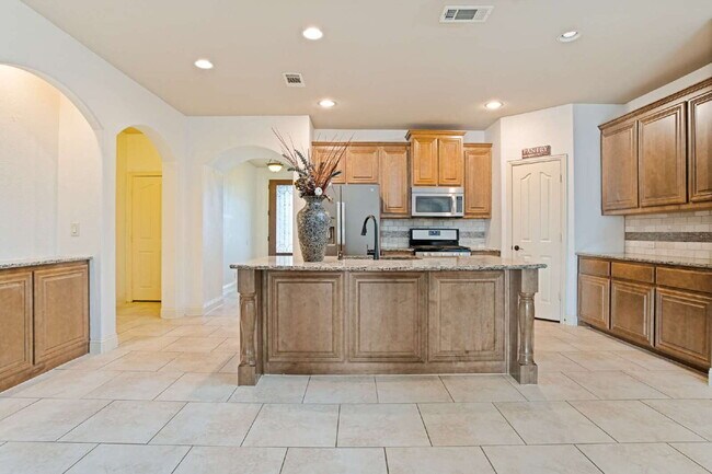 Building Photo - Spacious & Charming Home in Desirable Savannah Community