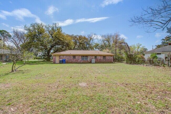 Building Photo - 1908 Swift Ave