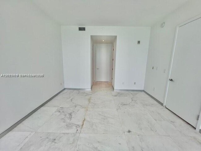 Building Photo - 16901 Collins Ave