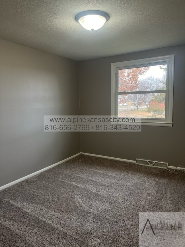 Building Photo - Available Mid January! 5 Bedrooms, PLUS Rec Room in Gladstone!