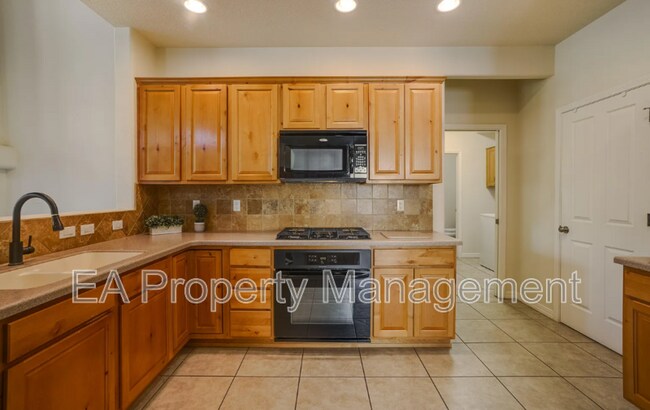 Building Photo - 8736 Desert Fox Way NE