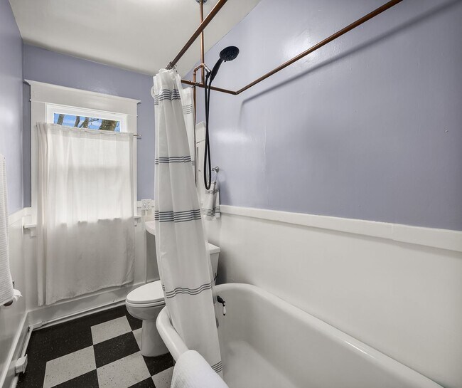Building Photo - Charming 1 Bedroom  Downstairs Unit****COMING SOON***