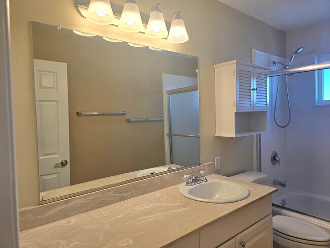 Building Photo - Beautifully Updated #4 Condo