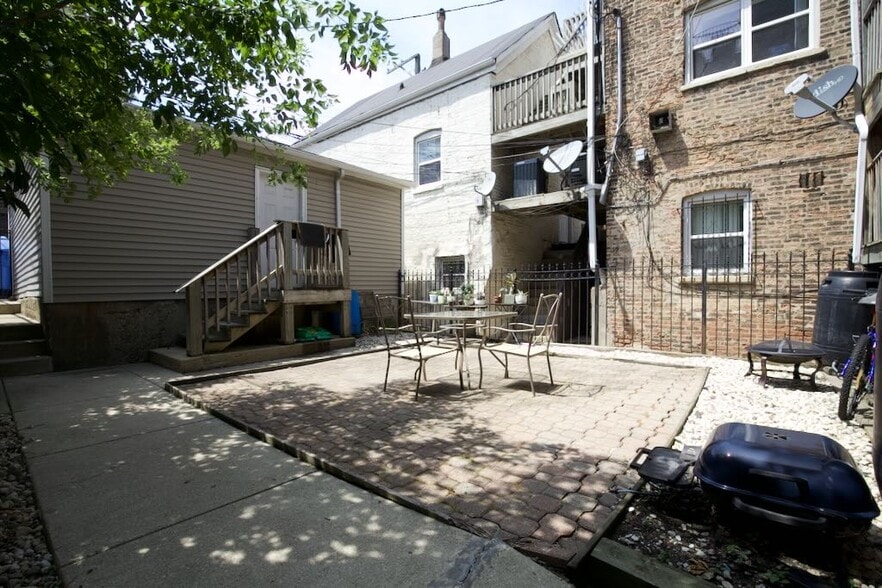 Building Photo - 1252 N Greenview Ave