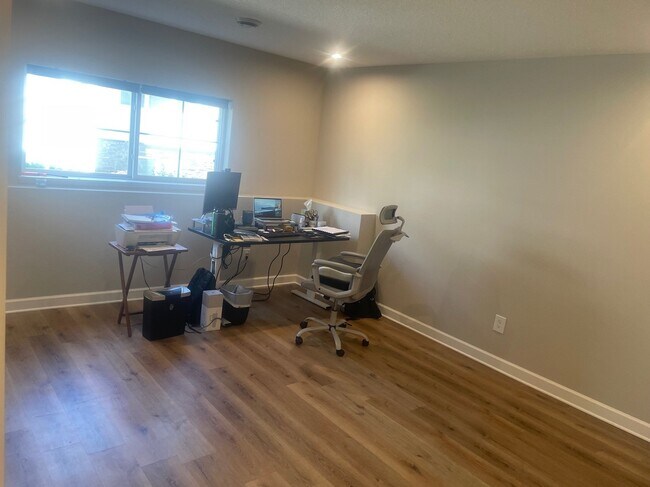 Building Photo - 873 Roselyn Dr