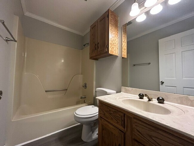 Building Photo - 121 Silverbrook Dr