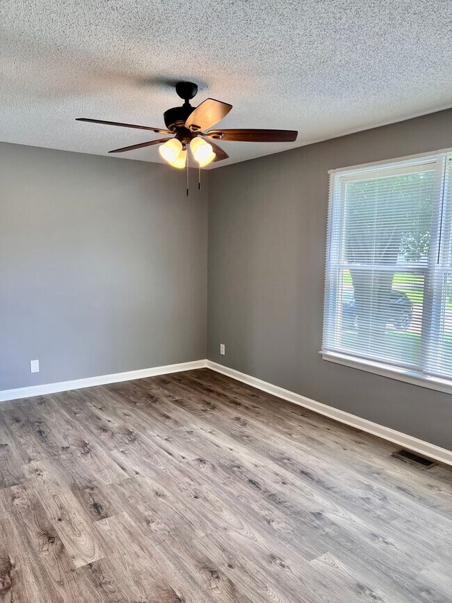 Building Photo - 414 Woodale Dr