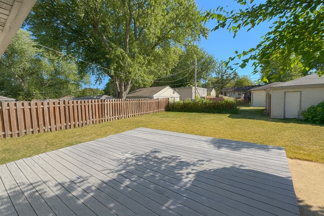 Building Photo - COME CHECK-OUT ALL THE UPDATES!  Great crystal home with huge fenced in backyard! Awesome home fo...
