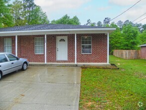 Building Photo - Charming 2-Bed, 2-Bath Milton Duplex Minut...