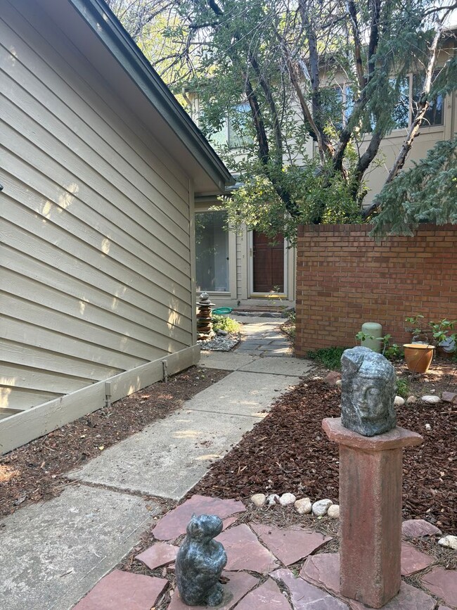 Building Photo - 4 Bed 3.5 Bath Wonderland Hill Townhouse