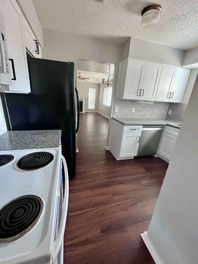 Building Photo - 3013 Clover Ln