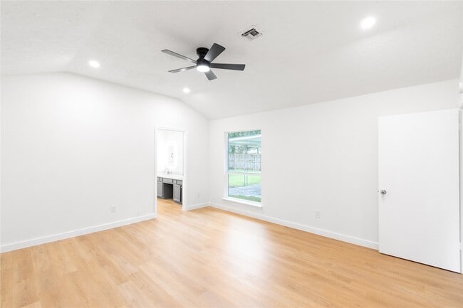 Building Photo - 15707 Amapola Dr