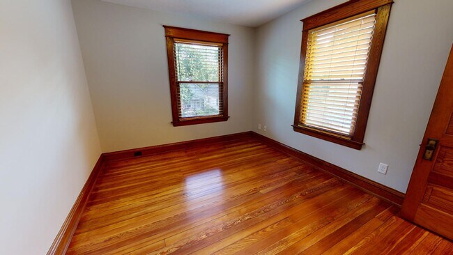 Building Photo - 1025 Park St SW