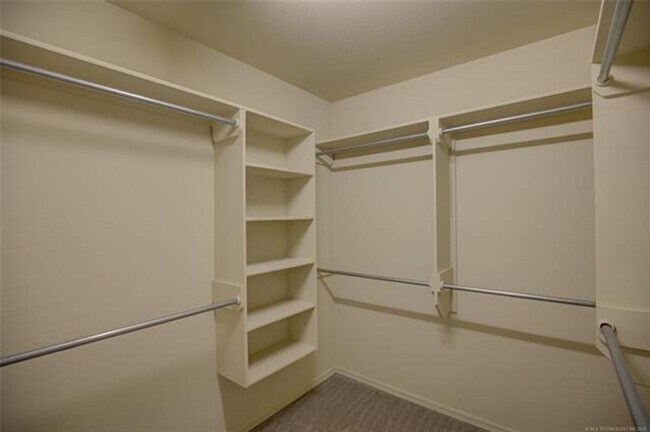 Building Photo - Spacious 4 Bed | 2 Bath | Large backyard | Bixby