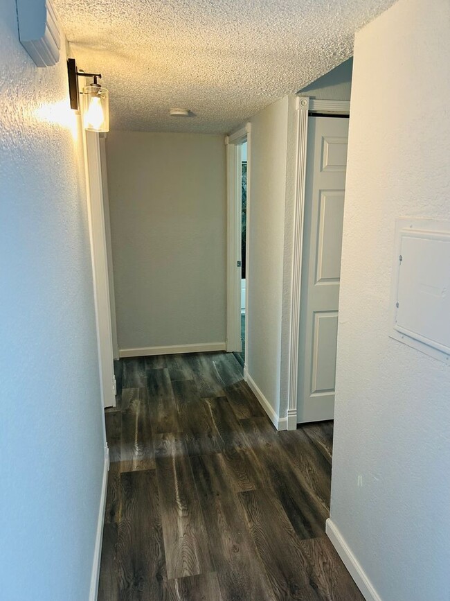 Building Photo - Juanita Updated 2 Bedroom 1 Bath Condo W/D...