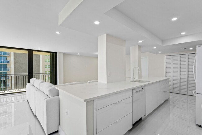 Building Photo - 5460 N Ocean Dr