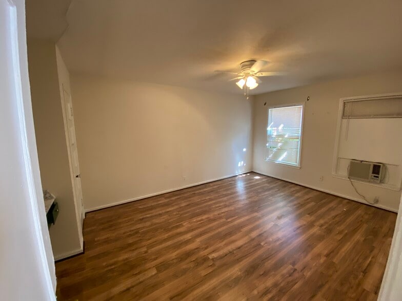 Building Photo - 4420 Roseland St