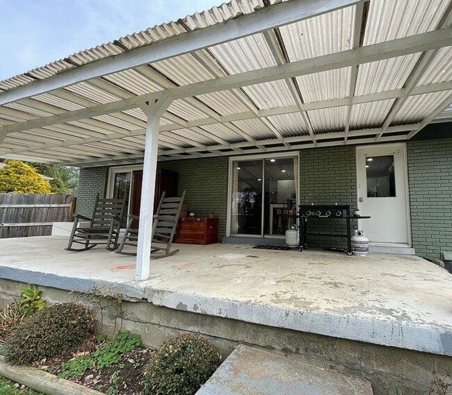 Building Photo - Charming 3-Bedroom Home in Crestwood with a Private Creekside Backyard