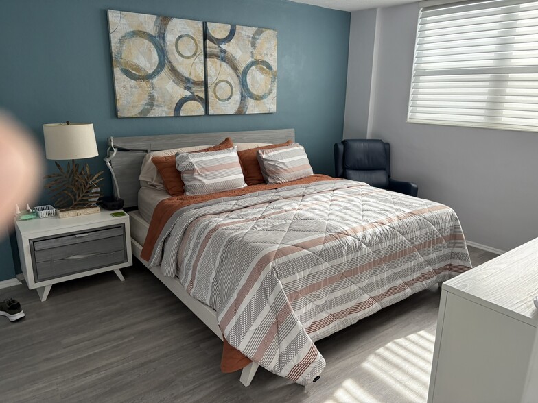 Building Photo - 3000 S Ocean Dr