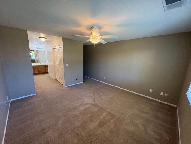 Building Photo - Lovely NW Visalia Home Near Shopping Centers Available Now!