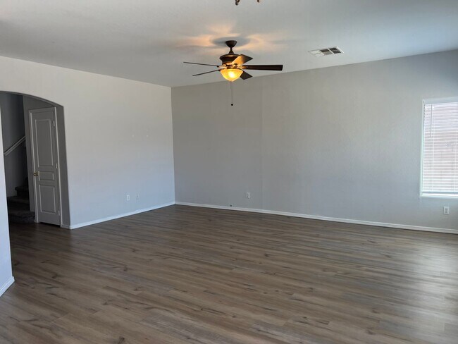 Building Photo - 4 bed, 2.5 bath, 1,741 sqft