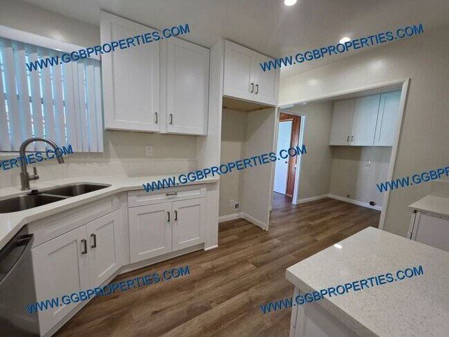 Building Photo - Gorgeous Turnkey 4 BD / 2.5 BA Home in Hawthorne