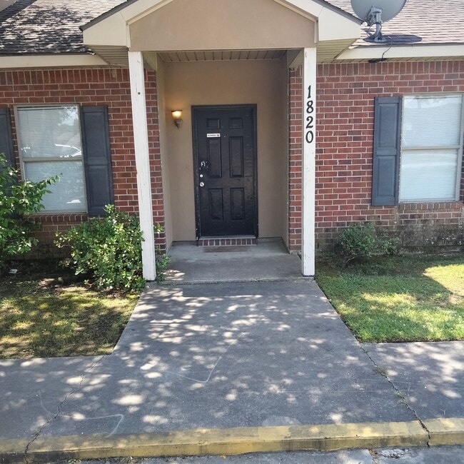 Building Photo - 1820 Jade Ave