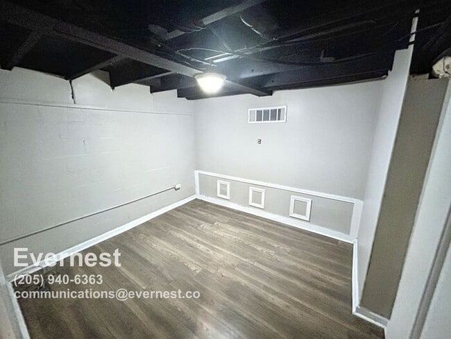 Building Photo - 3 Bed, 2 Bath Home with Fenced Yard / Pet-Friendly / Vouchers Accepted / Available Now!